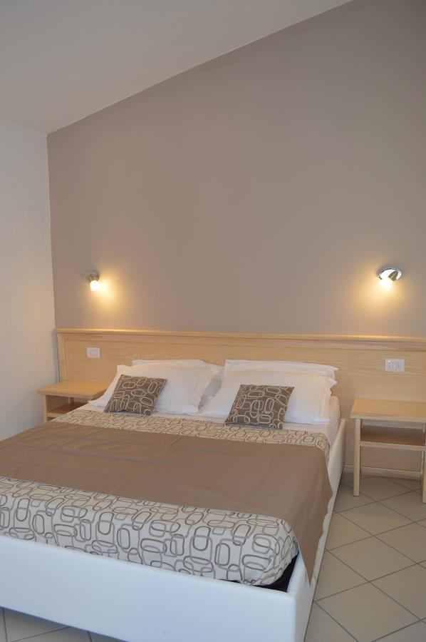 Guest Rooms Affittacamere San Teodoro  Exteriör bild