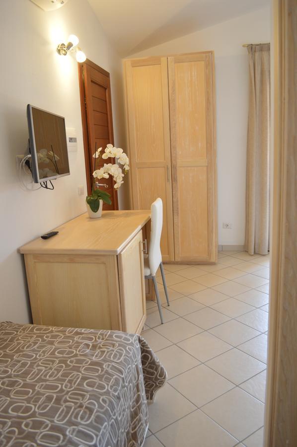Guest Rooms Affittacamere San Teodoro  Exteriör bild