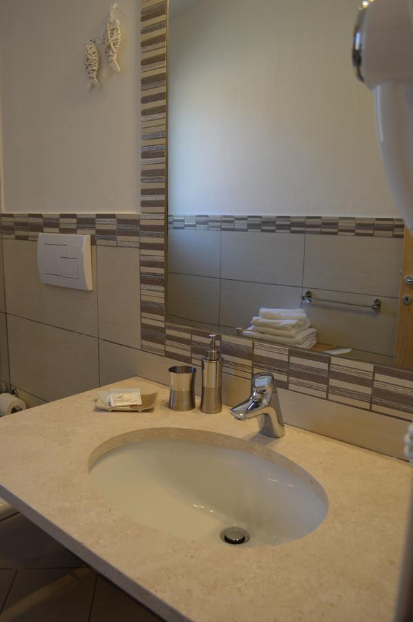 Guest Rooms Affittacamere San Teodoro  Exteriör bild