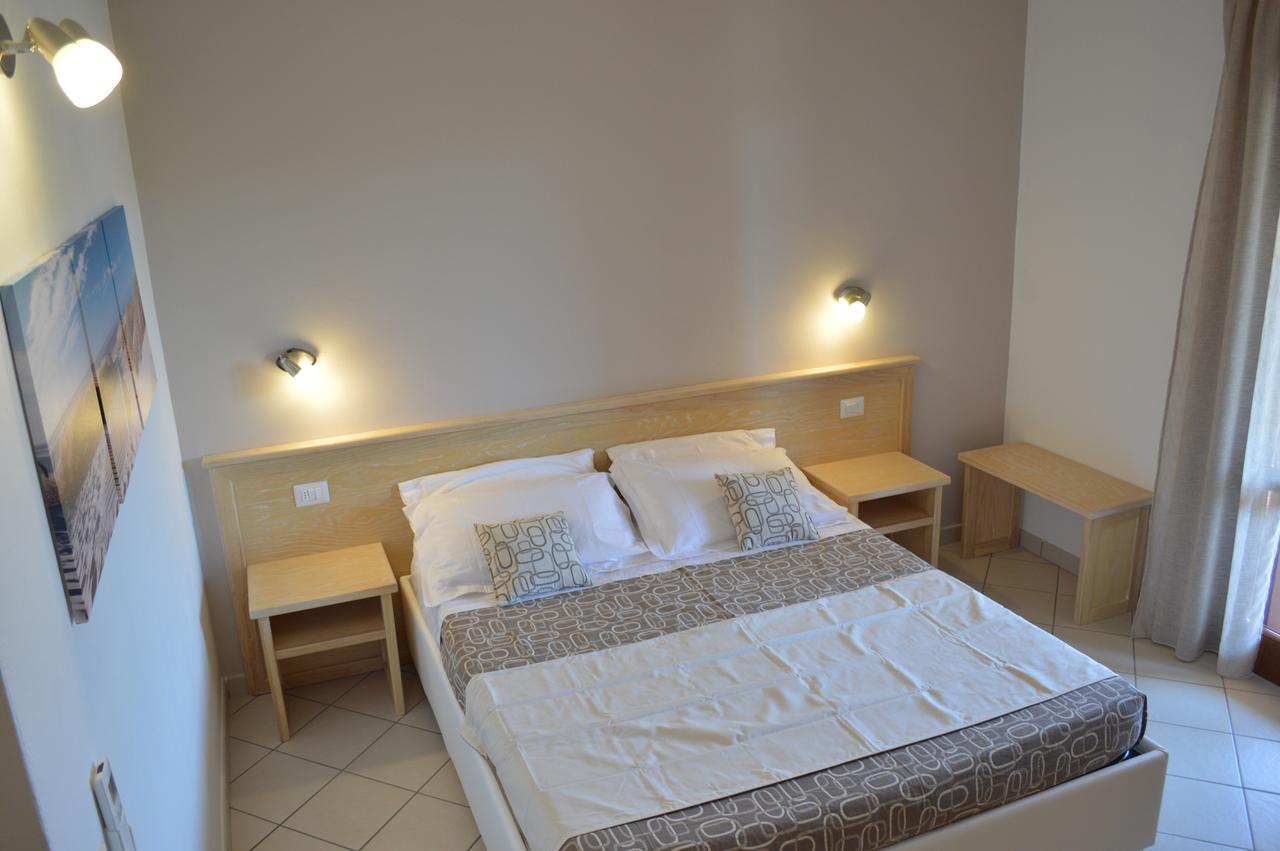 Guest Rooms Affittacamere San Teodoro  Exteriör bild