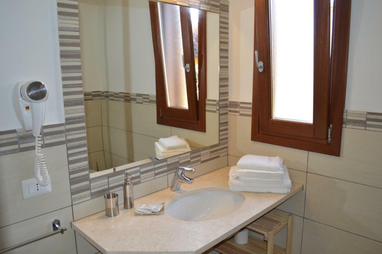 Guest Rooms Affittacamere San Teodoro  Exteriör bild